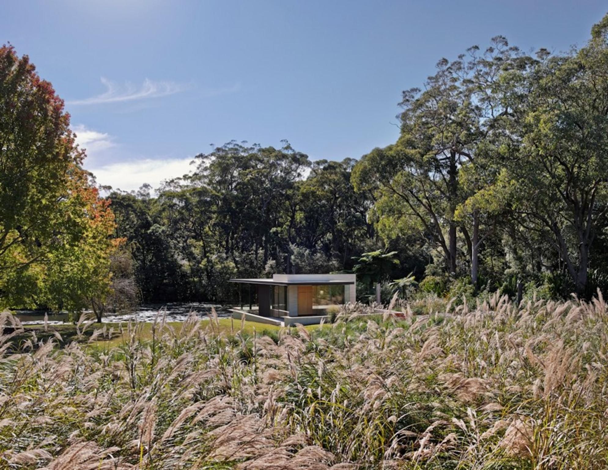 Wirra Willa Pavilion, tiếng bản địa Úc, có nghĩa là cây xanh. Kiến trúc sư cho biết, mục đích của dự án này là để kết nối giữa cảnh quan và địa điểm, cung cấp cho người cư ngụ một không gian thoáng đãng được bao quanh bởi những khu vườn trưởng thành.