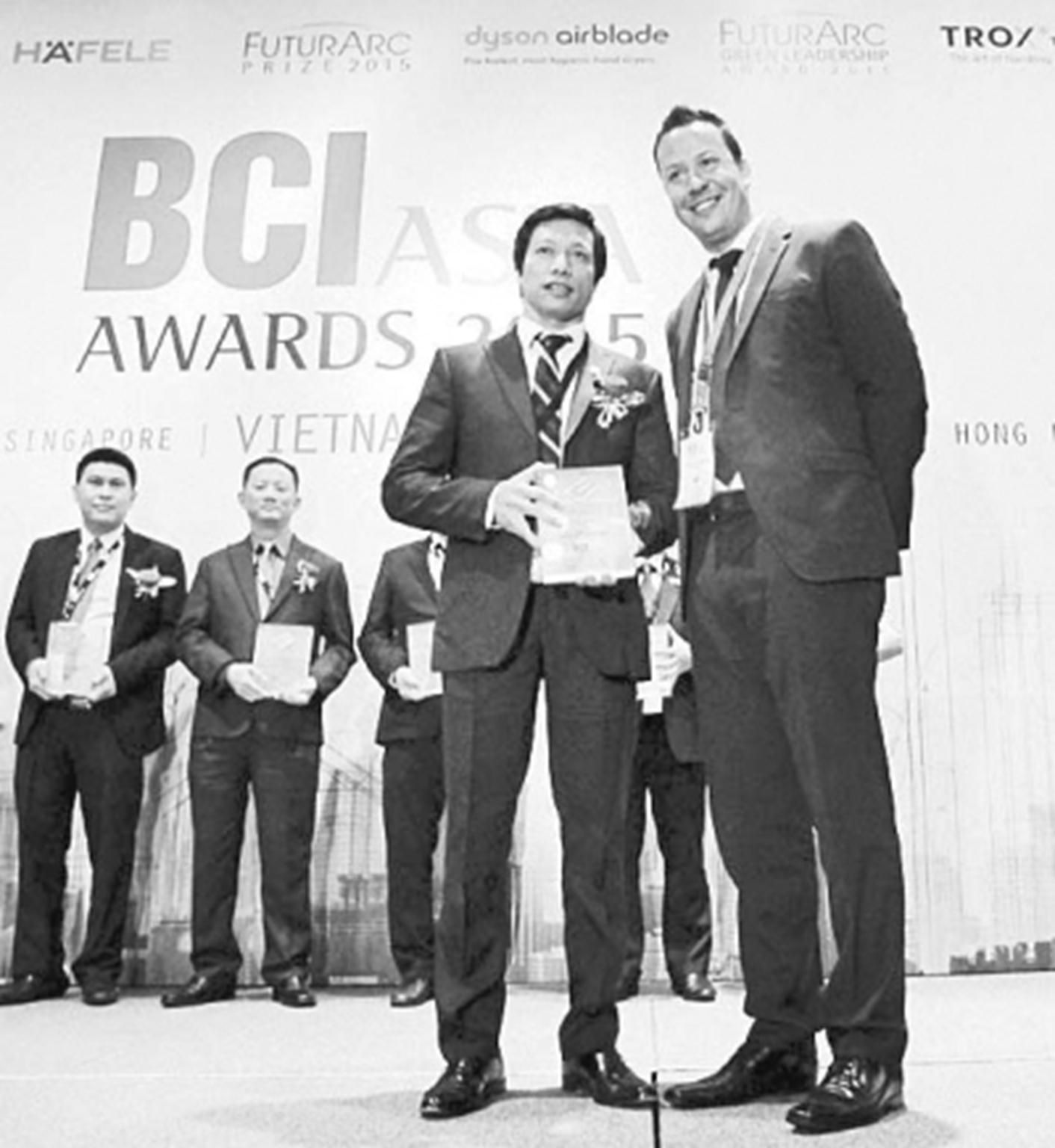 Đại diện Công ty cổ phần Đầu tư Văn Phú-Invest (bên trái), nhận giải thưởng Top Ten Developers 2015. 