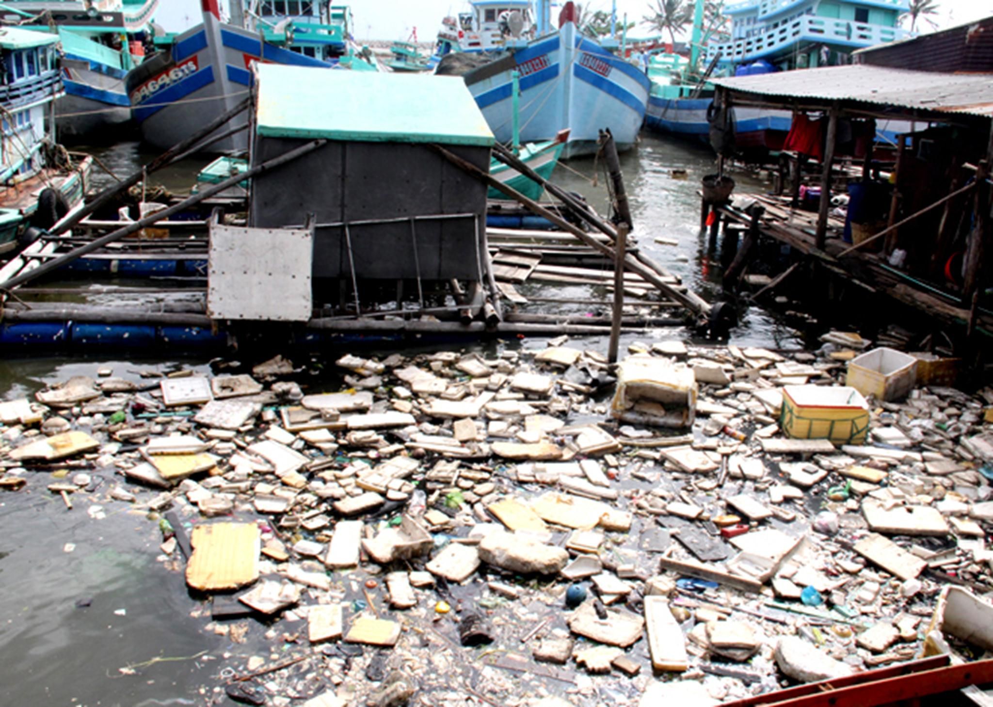 Bến neo đậu tàu thuyền gần cửa sông Dương Đông tràn ngập các loại rác nguy hại, không thể phân hủy như túi nylon, thùng và hộp xốp dùng để đựng thức ăn... Thậm chí, người dân còn làm "cầu tõm" xả thẳng ra biển. 