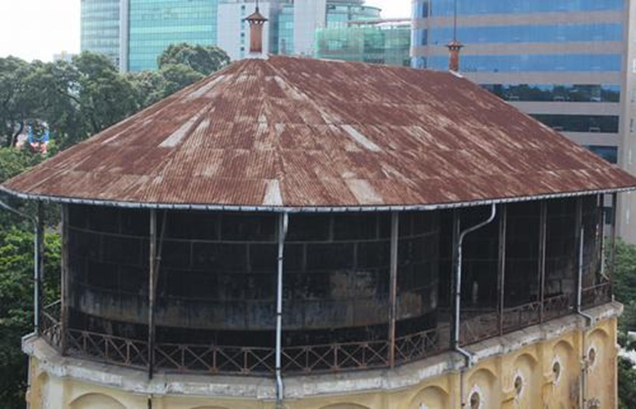 Trên cùng đặt hai bể nước có thể cung cấp 1.000-1.500 m3 mỗi ngày cho người Sài Gòn xưa. Nhìn từ bên dưới, tháp nước có hình đa giác nhưng tổng thể kiến trúc mang hình elip do sự kết hợp của 2 bể nước này.