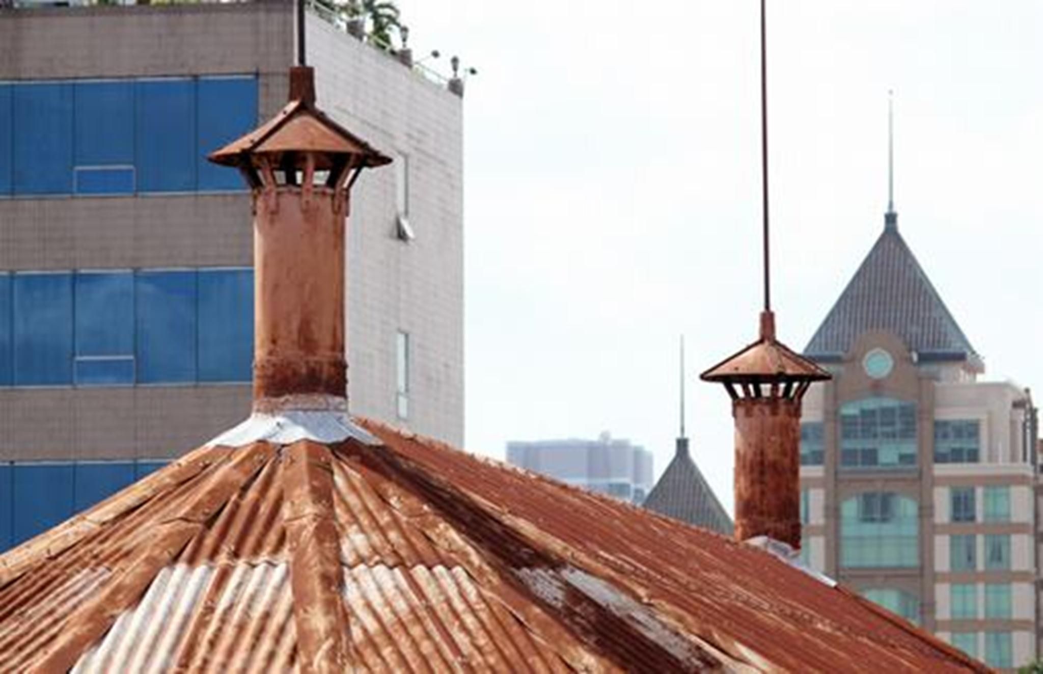 Phần nóc của tháp nước được mái tôn che mưa nắng, mỗi tháp có một ống thông gió.