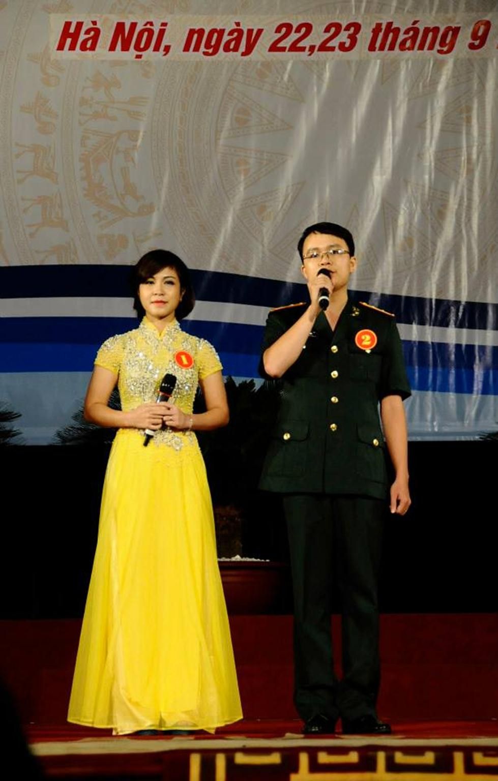 Không chỉ hát hay, Đại úy QNCN Bùi Thị Kim Dung còn thường xuyên xuất hiện với vai trò là MC của các chương trình