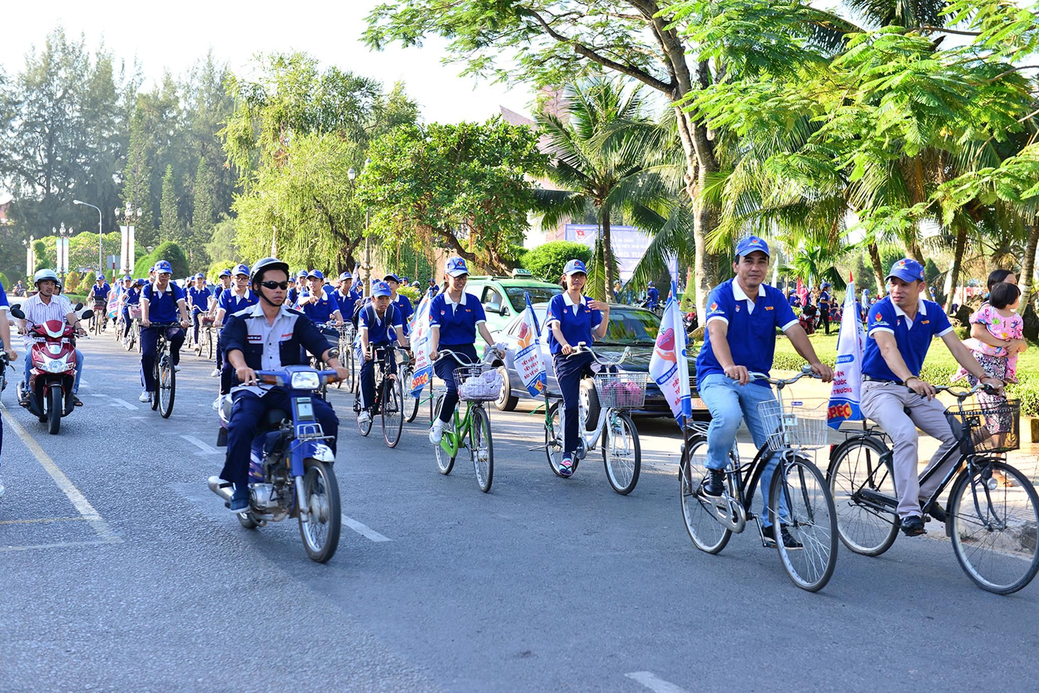 Ông Lê Đức Trọng-GĐ nhãn hàng sơn Spec khu vực phía Nam cùng MC DV Quyền Linh và các bạn đoàn viên đạp xe trên các tuyến đường trung tâm.