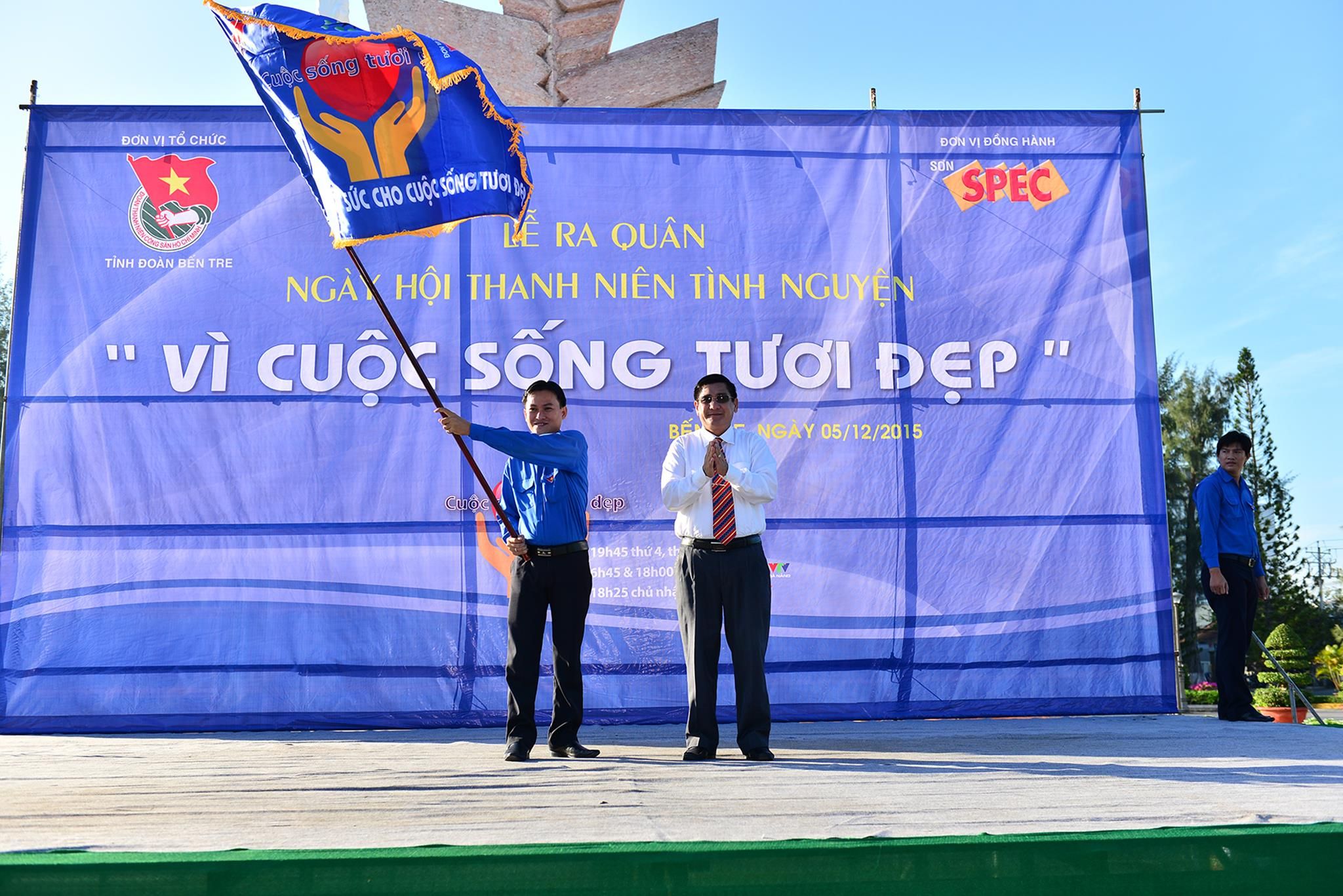 Ông Trương Duy Hải-Phó chủ tịch TT UBND Tỉnh trao cờ xuất quân cho anh Hà Quốc Cường-Phó BT TT Tỉnh đoàn Bến Tre.