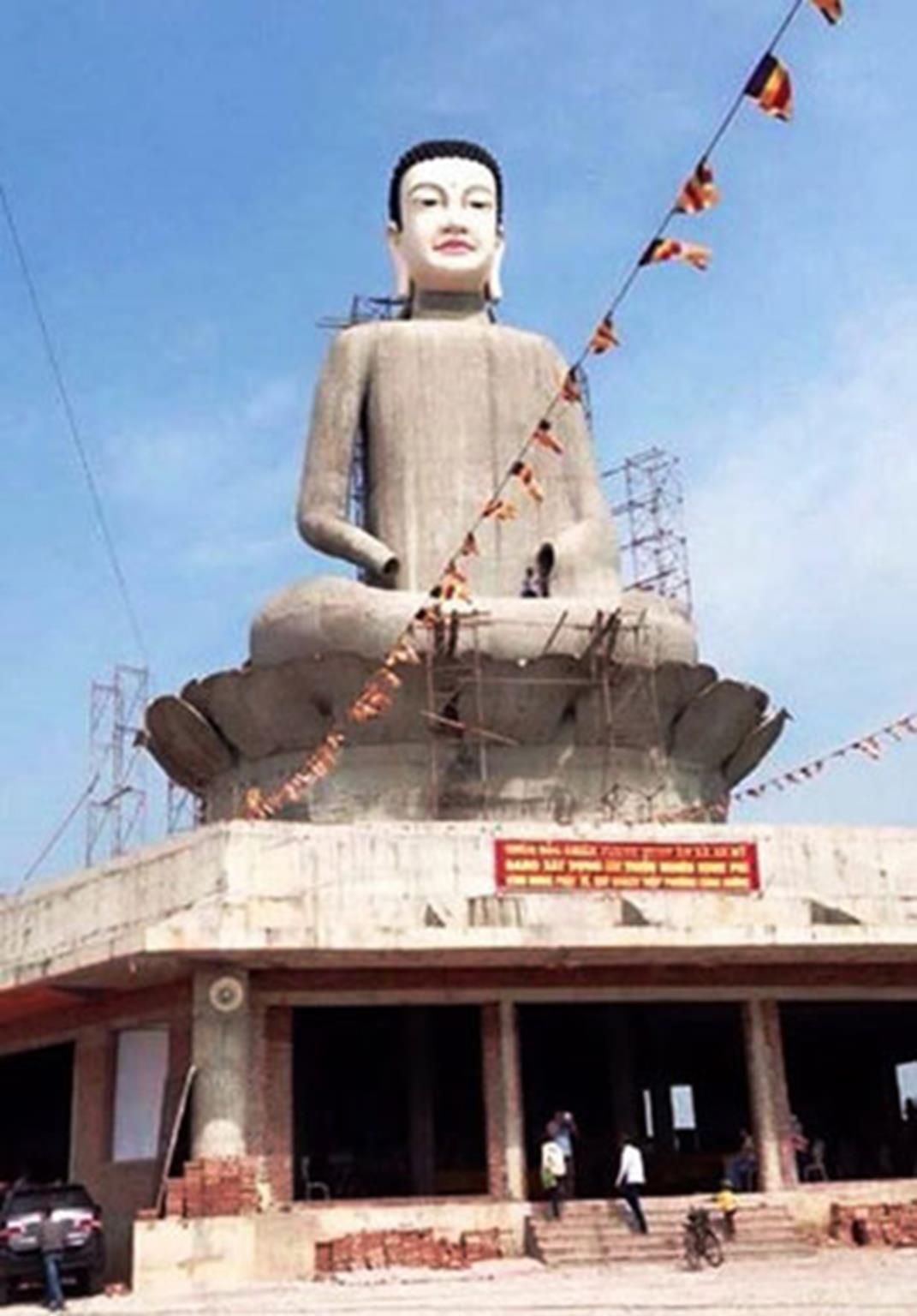 Công trình tượng Phật cao nhất miền Bắc ở Thái Bình trước khi bị sập.