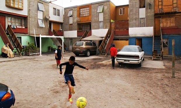 Các đồ án nhà ở cho cộng đồng nghèo của ông khiến cho phần đông kiến trúc sư chuyên đánh dự án bóng mượt cho đại gia phải nhướng mày khó hiểu vì thoạt trông chỉ như một đống giẻ rách. Trong ảnh: Một dự án nhà ở do chính phủ Chile đặt hàng, 100 gia đình trên 5.000m2. Kiến trúc sư chính là Alejandro Aravena