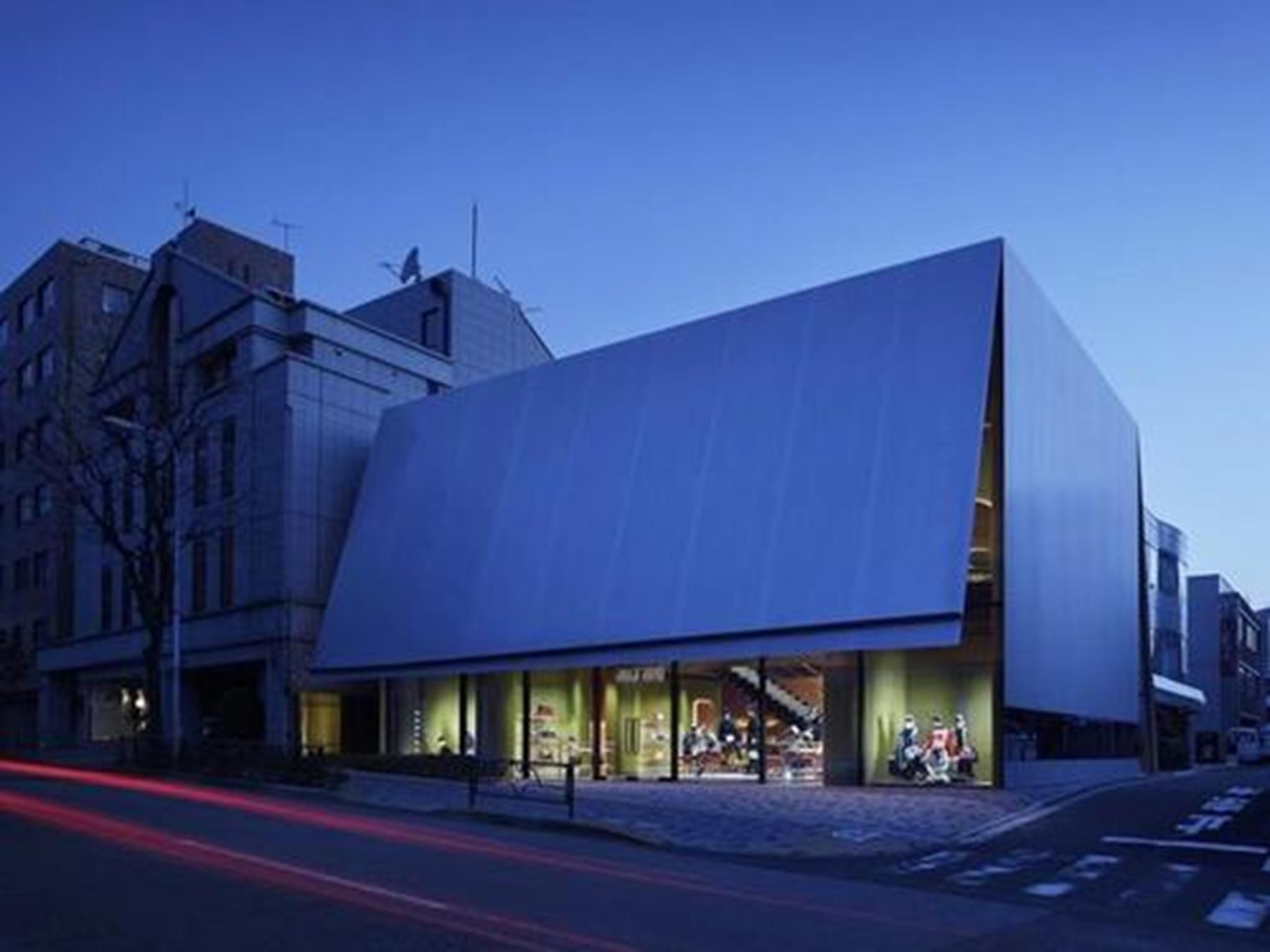 Là một trong những công trình của năm 2016, cửa hàng Miu Miu Aoyama ở Tokyo, Nhật Bản có thiết kế đơn giản nhưng ấn tượng. Cửa hàng trông giống một chiếc hộp xinh xắn với mặt tiền bằng cấu trúc thép nổi bật giữa các tòa nhà bằng kính xung quanh.