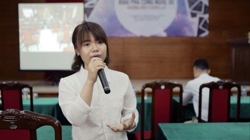 Chị Trần Thị Trang, chuyên gia diễn họa 3D của VNimation, trả lời thắc mắc của các bạn sinh viên