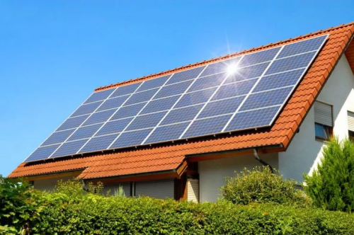 Pin mặt trời thông thường gắn lên mái như một thành phần lắp thêm