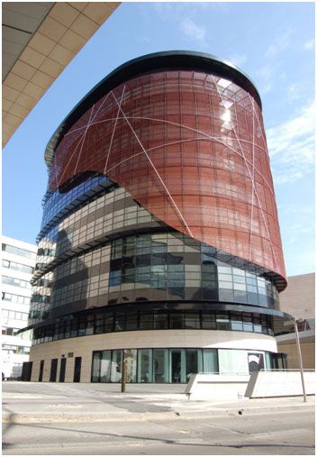 Tháp văn phòng Elithis Dijon France. Tòa nhà có mức sử dụng năng lượng dương (khi tính mô phỏng) đầu tiên trên thế giới với mức chi phí xây dựng 1400 euro/m2, đúng bằng mức xây văn phòng thông thường tại Pháp (2009)