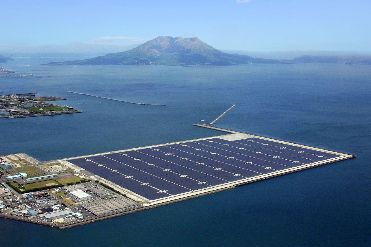 Nhà máy điện mặt trời nổi của công ty Kyocera - Nhật được triển khai sau thảm họa nhà máy điện hạt nhân Fukushima năm 2011