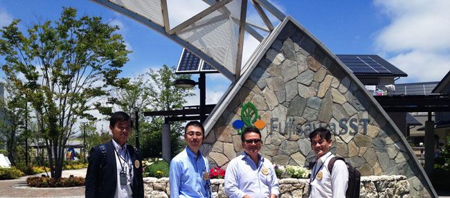 Tác giả (bìa phải) chụp với đại diện công ty Nhật thực hiện dự án Đô thị thông minh Fujisawa gần Tokyo