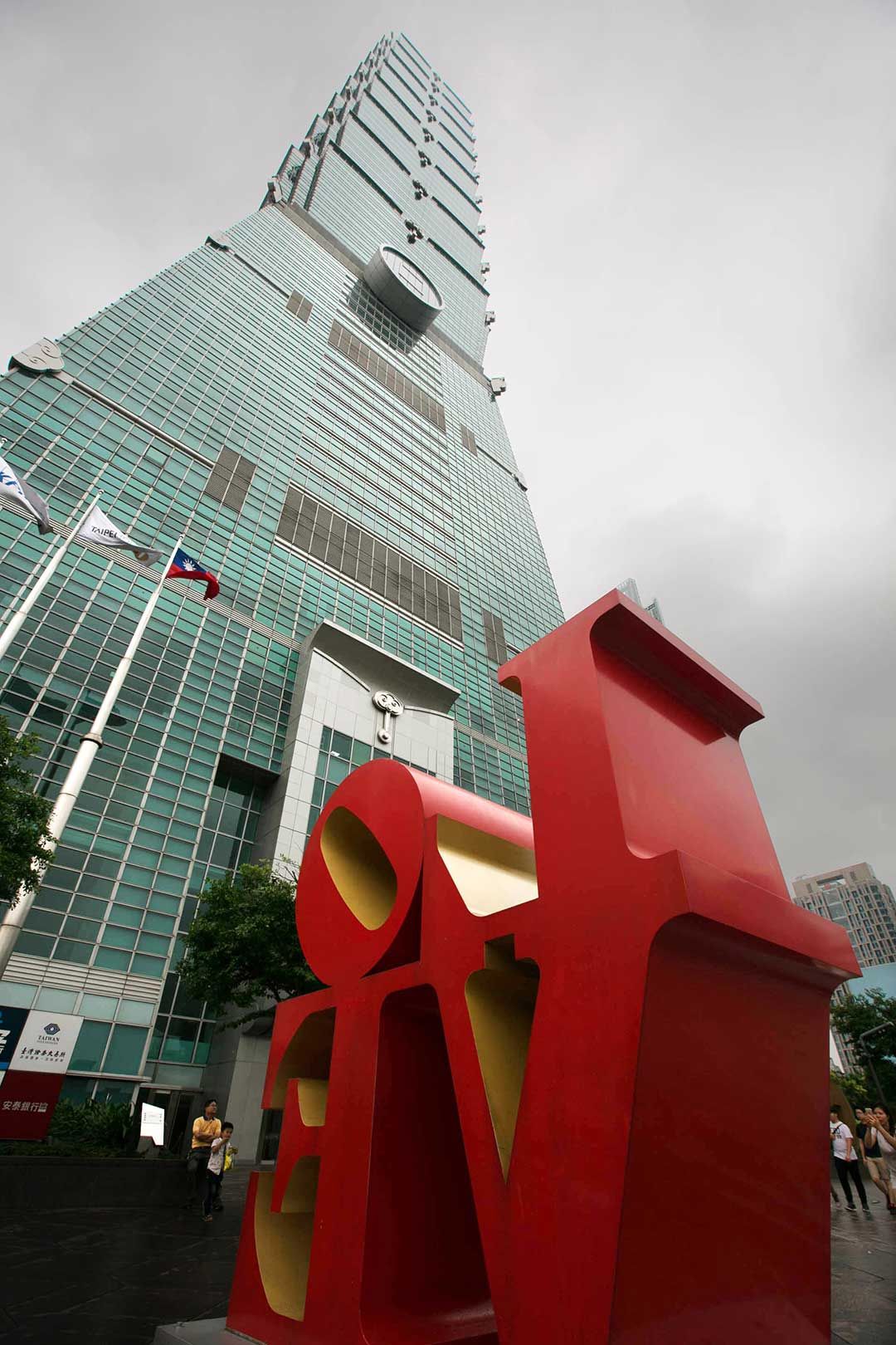 Tác phẩm điêu khắc Tình Yêu- LOVE của Rebecca Horn phía trước tòa nhà 101