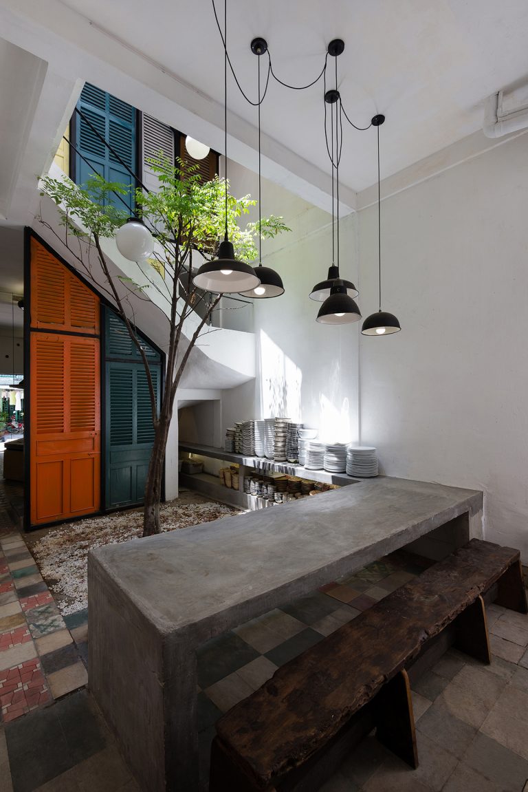 Vegan house ngôi nhà của những cánh cửa chớp nhiều màu