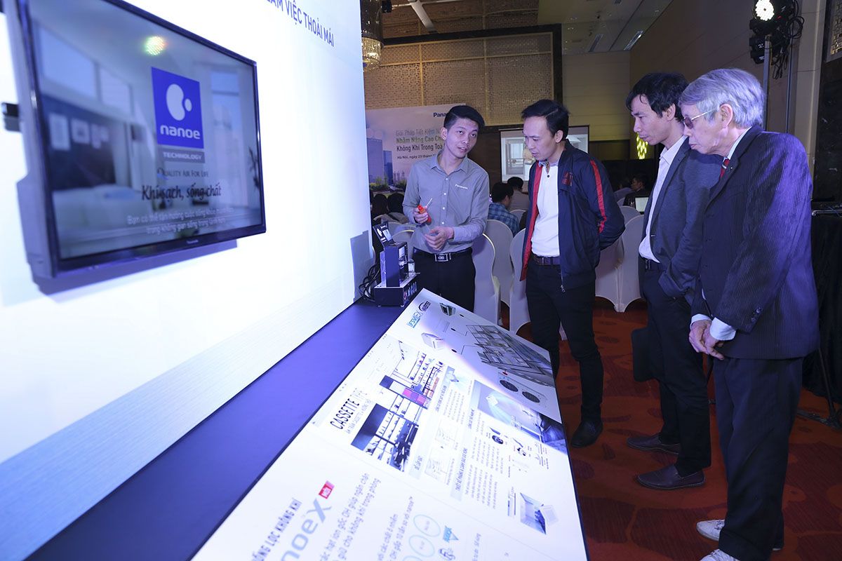 Hinh 5 Khách tham quan trải nghiệm các góc sản phẩm Panasonic tại hội thảo