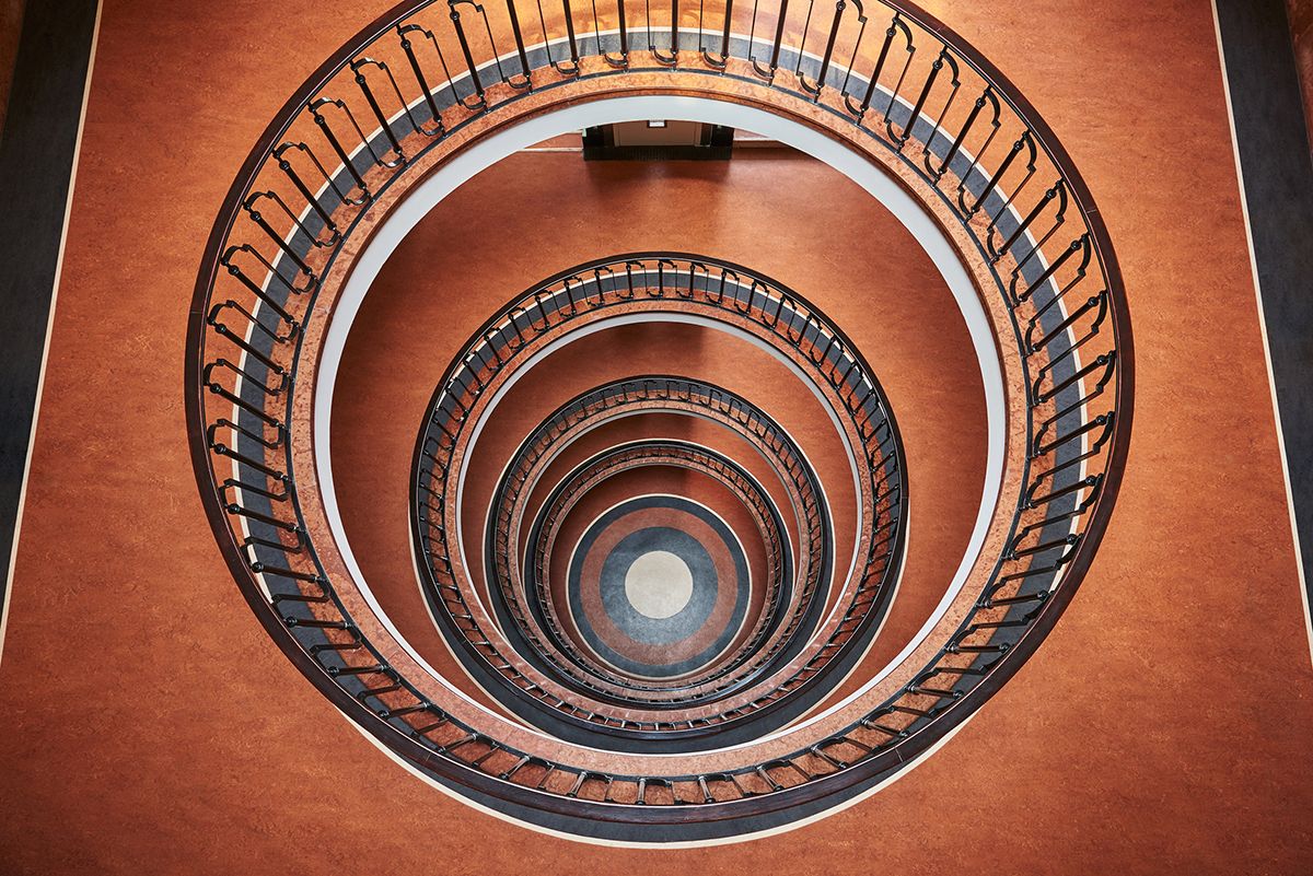 Cầu thang xoắn ốc Budapest đem đến cho ngôi nhà của bạn một phong cách kiến trúc độc đáo và ấn tượng. Với thiết kế tinh tế, cầu thang này tạo ra một nét đẹp vừa hiện đại và sang trọng, đồng thời thể hiện sự khác biệt nổi bật cho không gian sống của bạn.