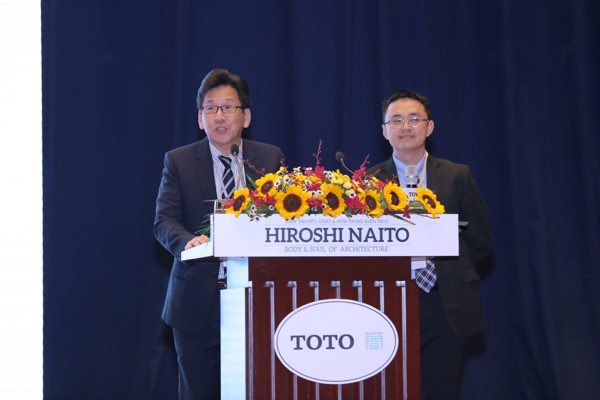Ông Yamasaki Masao – Tổng Giám đốc TOTO Việt Nam (trái) phát biểu tại sự kiện