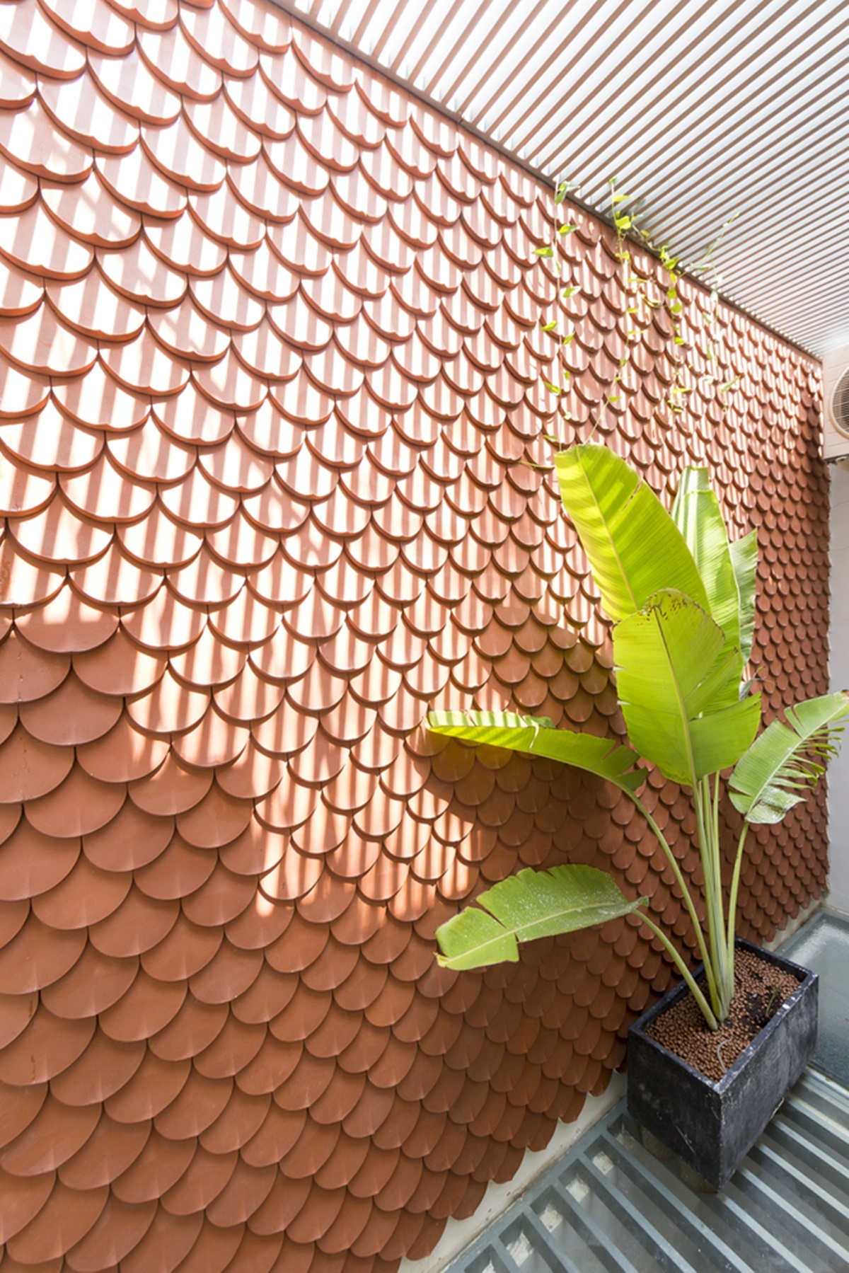 kien viet hoa house ngoi nha cua designer tren the dat la 25 - H&ograve;a House với những khoảng c&acirc;y xanh giếng trời, với &aacute;nh s&aacute;ng len lỏi v&agrave;o từng kh&ocirc;ng gian