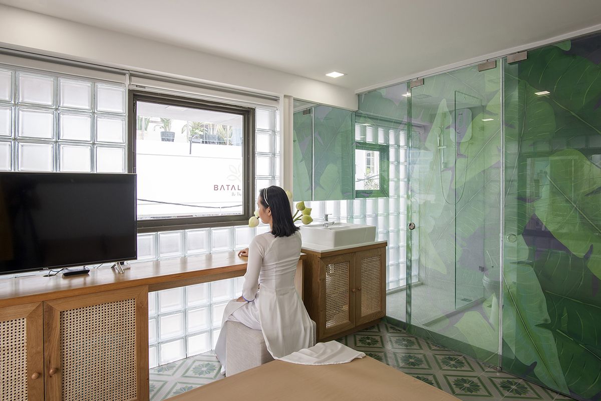 Glass house - Nhà gạch kính với không gian xanh | ROOM+ Design & Build