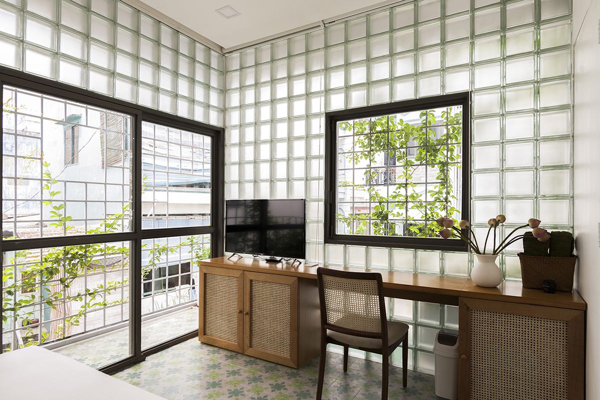 Glass house - Nhà gạch kính với không gian xanh | ROOM+ Design & Build