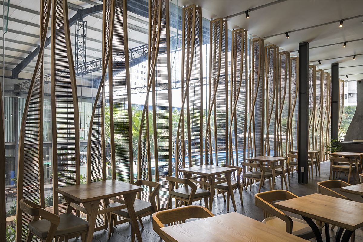 Nhà hàng Ippudo Việt Nam – không gian giao lưu giữa các lớp xanh và lớp lam bằng đũa gỗ