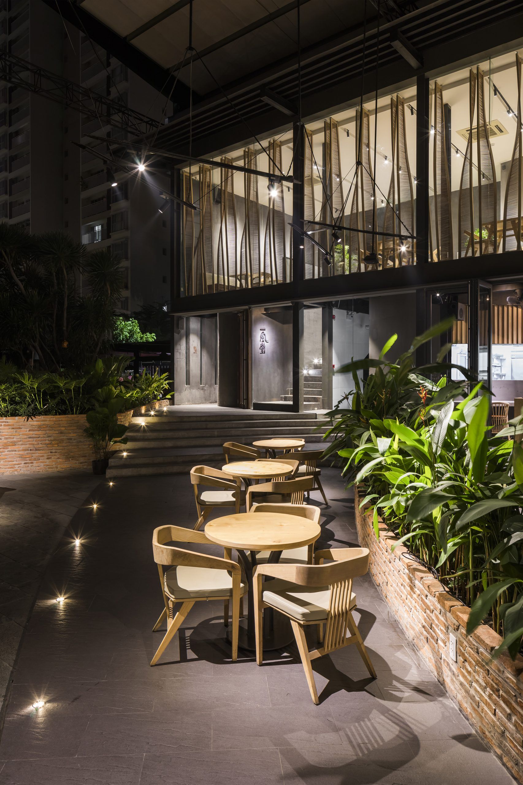 Nhà hàng Ippudo Việt Nam – không gian giao lưu giữa các lớp xanh và lớp lam bằng đũa gỗ
