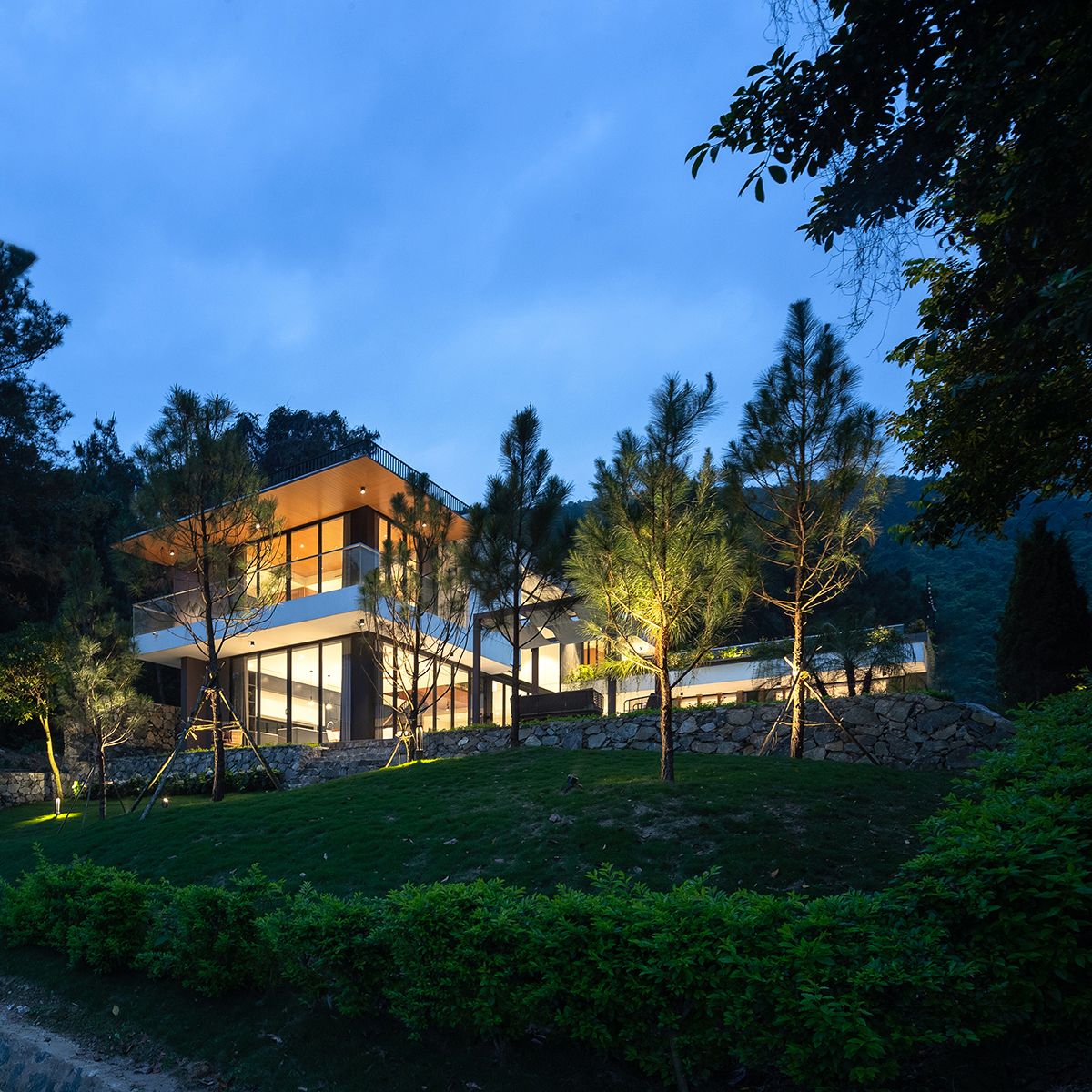 U – space Villa – Biệt thự nghỉ dưỡng với thác nước giữa đồi thông | IDEE Architects
