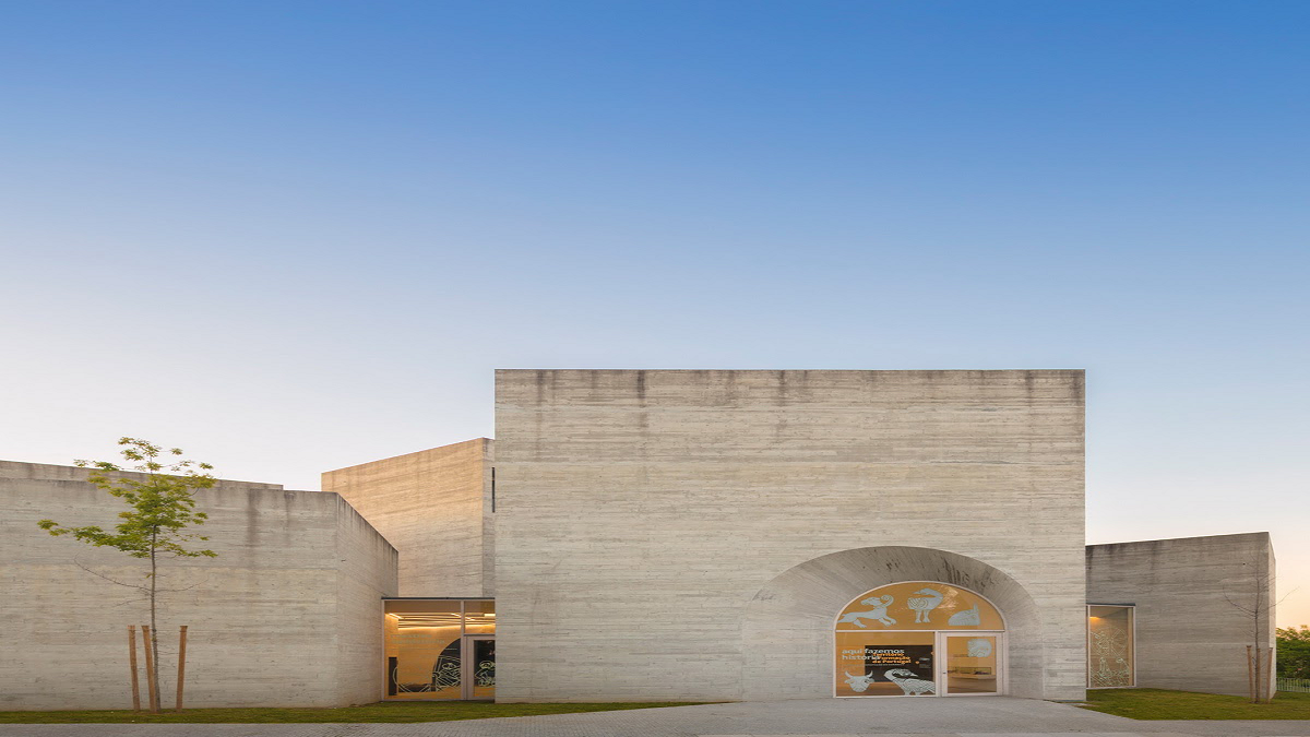 Trung tâm diễn giải kiến trúc Romanesque từ 7 khối bê tông ở Bồ Đào Nha