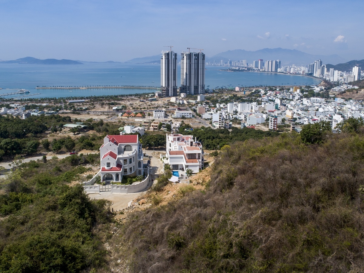 Kienviet-nui-san-villa-ngoi-nha-voi-nhung-duong-cong-uon-luon-vung-chai-kaa-architects-modula-6-1500x2000.jpg