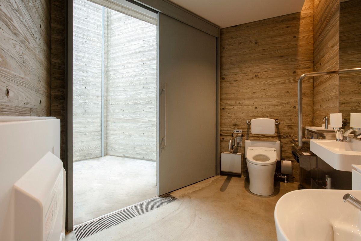 Concrete Tokyo toilet – Wonderwall | Nhà vệ sinh công cộng như một mê cung thời nguyên thủy tại Tokyo