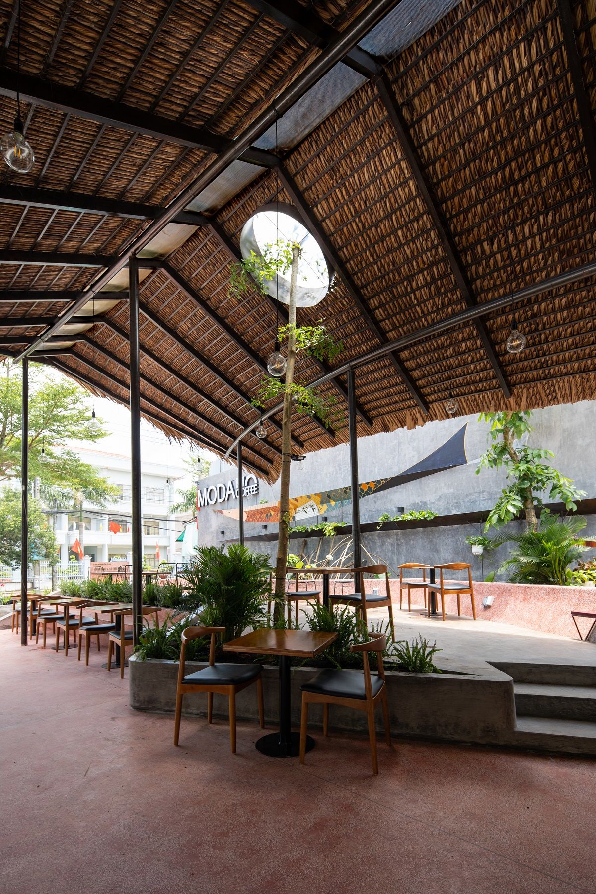 MODANO coffee - Độc đáo quán cà phê với mái “lơ lửng” trên khung thép mảnh I AD+studio