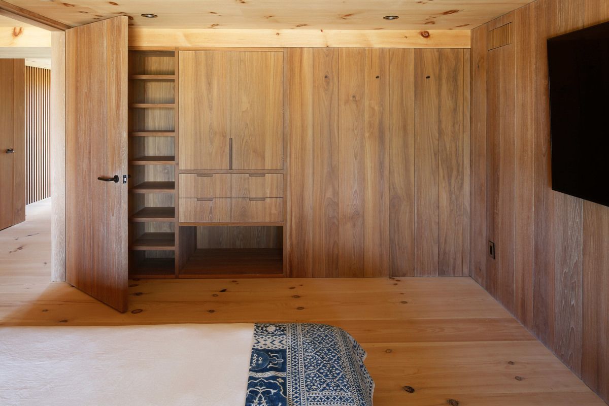 Độc đáo ngôi nhà được cải tạo từ những tấm gỗ màu xám | Brooklyn Desciencelab