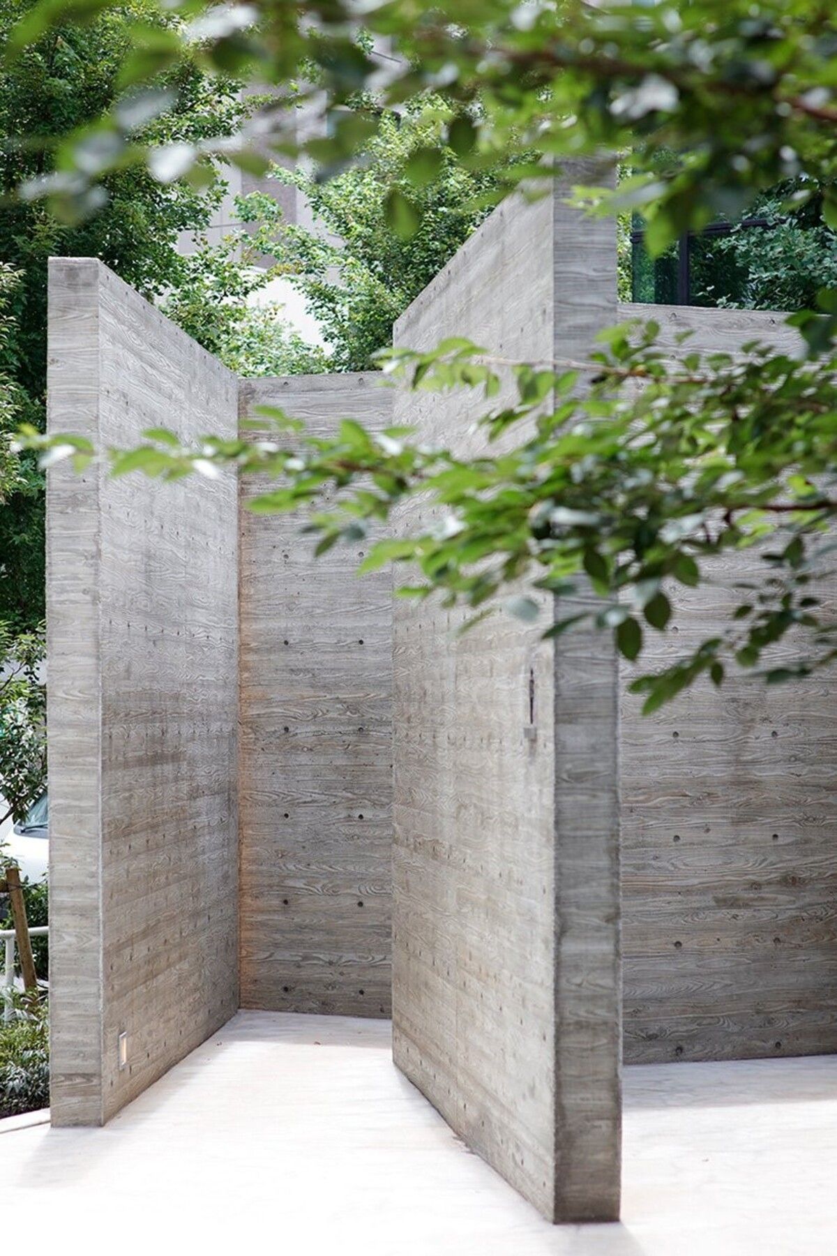 Concrete Tokyo toilet – Wonderwall | Nhà vệ sinh công cộng như một mê cung thời nguyên thủy tại Tokyo