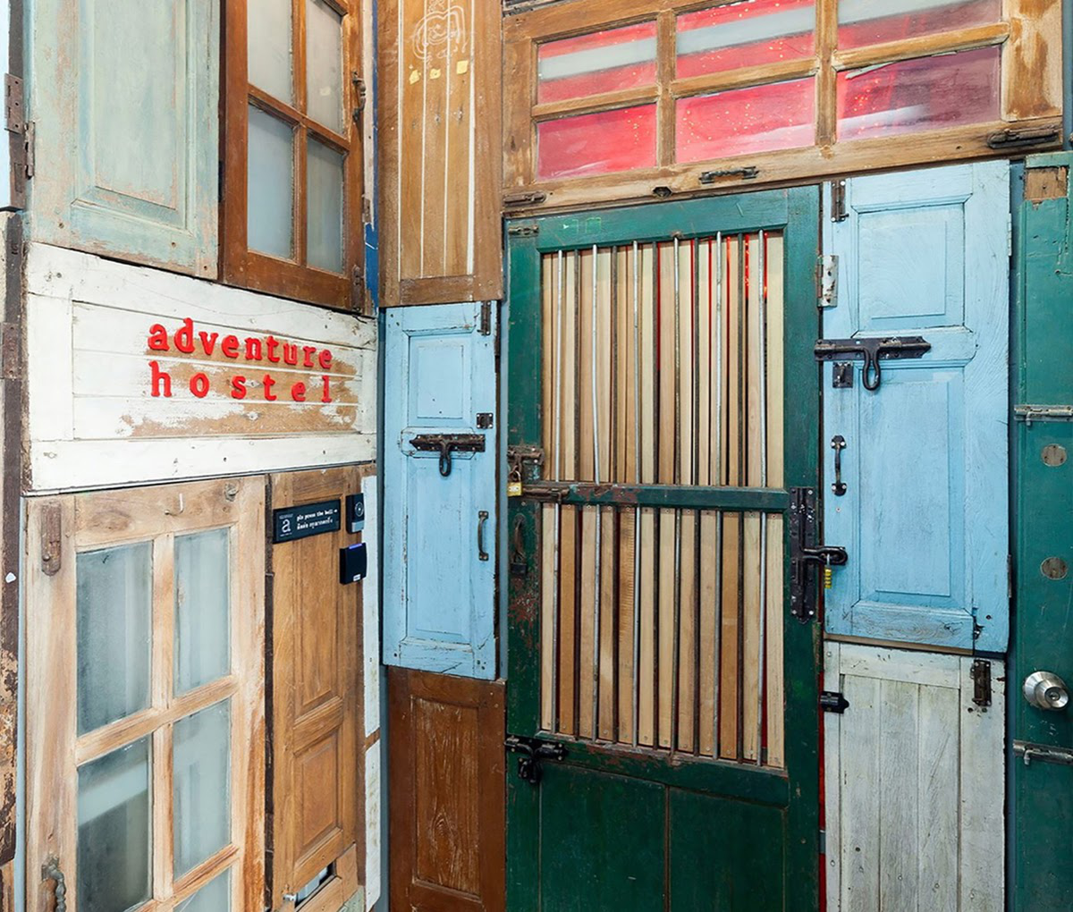 10 dự án nghệ thuật đem lại cuộc sống mới bằng những cánh cửa tái chế