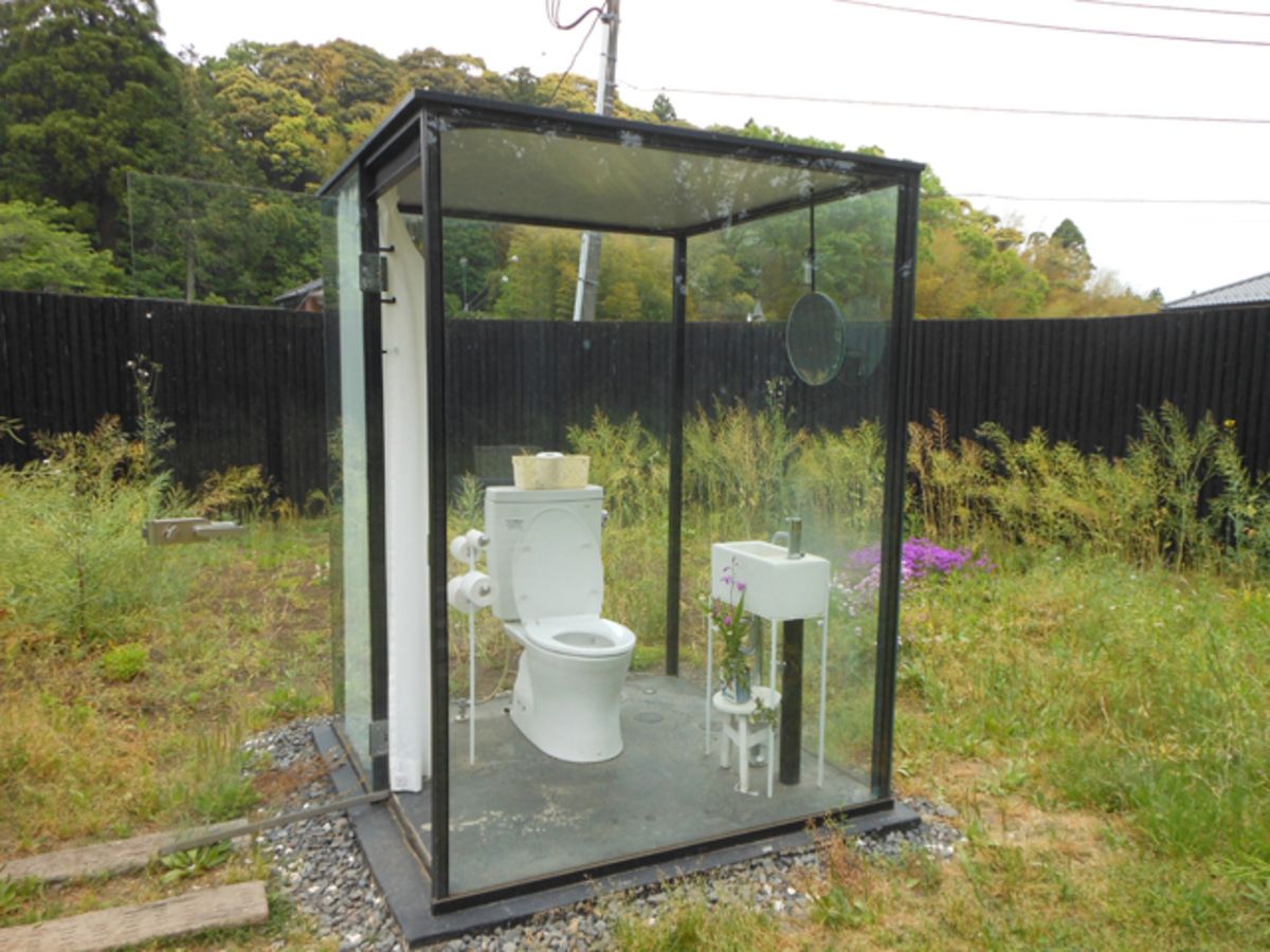 Nhà vệ sinh trong suốt chống biến thái tại Nhật Bản