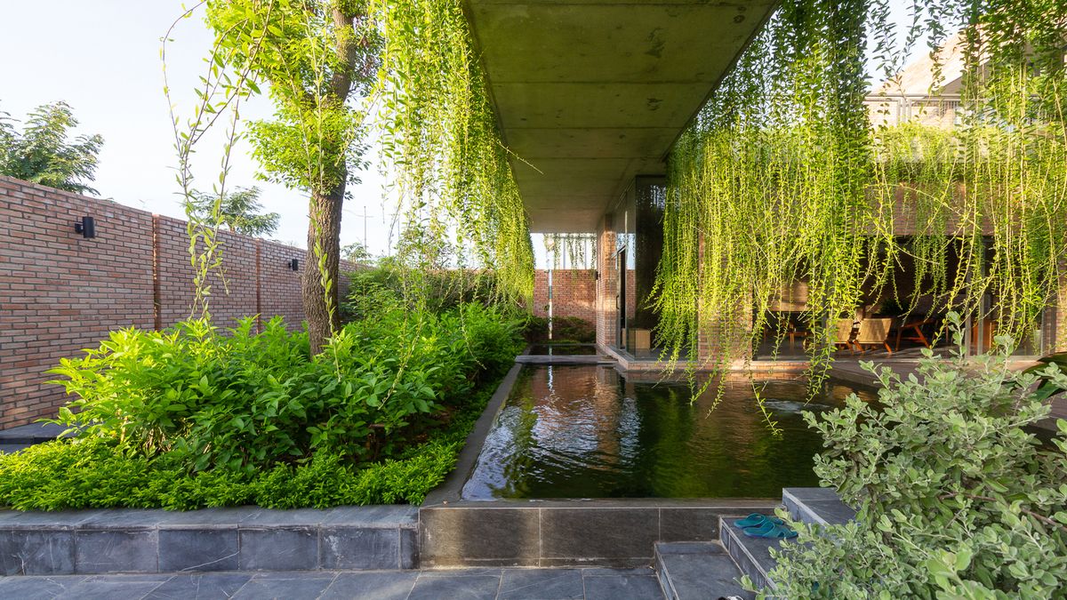 Mạo Khê House - Ngôi nhà gạch giản dị được bao phủ bởi cây xanh | HGAA