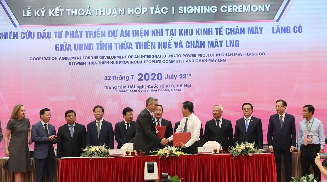 Phó Chủ tịch UBND tỉnh Nguyễn Văn Phương bìa phải tham gia lễ ký kết thoả thuận hợp tác nghiên cứu đầu tư phát triển dự án điện khí tại Khu Kinh tế Chân Mây Lăng Cô