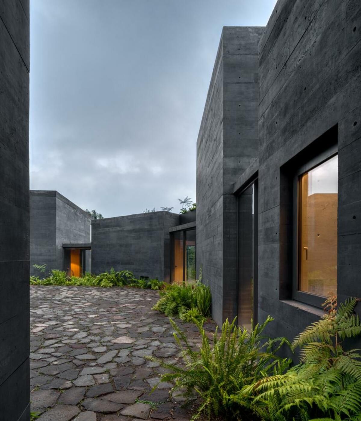 Quy trình sản xuất bê tông đen và ứng dụng của nó trong một số công trình kiến trúc trên thế giới