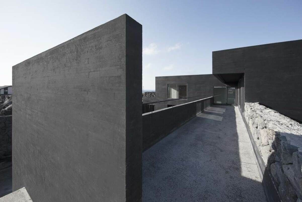 Quy trình sản xuất bê tông đen và ứng dụng của nó trong một số công trình kiến trúc trên thế giới
