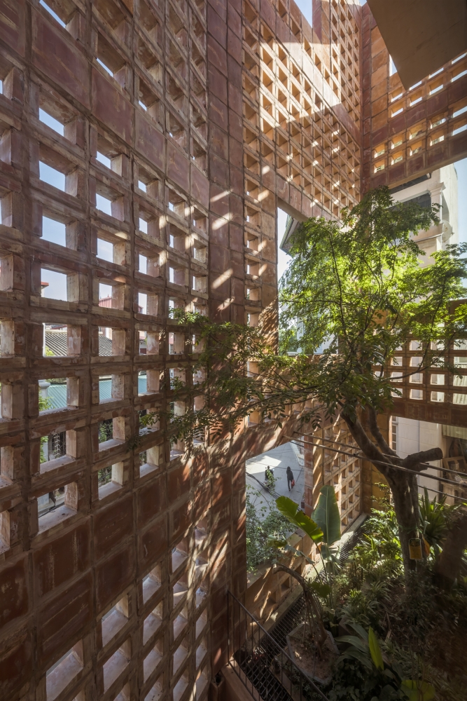 00_Bat-Trang-House_11_Filter-light-flowing-through-facade-1000x1000.jpg