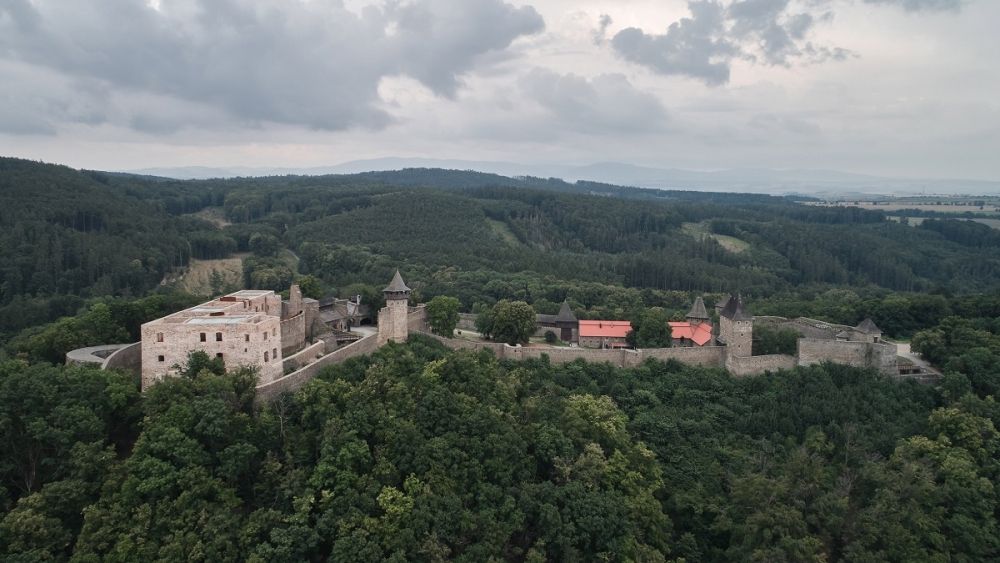 helfstyn-castle-palace-reconstruction-atelier-r-czech-republic_dezeen_2364_col_0-1000x1000.jpg