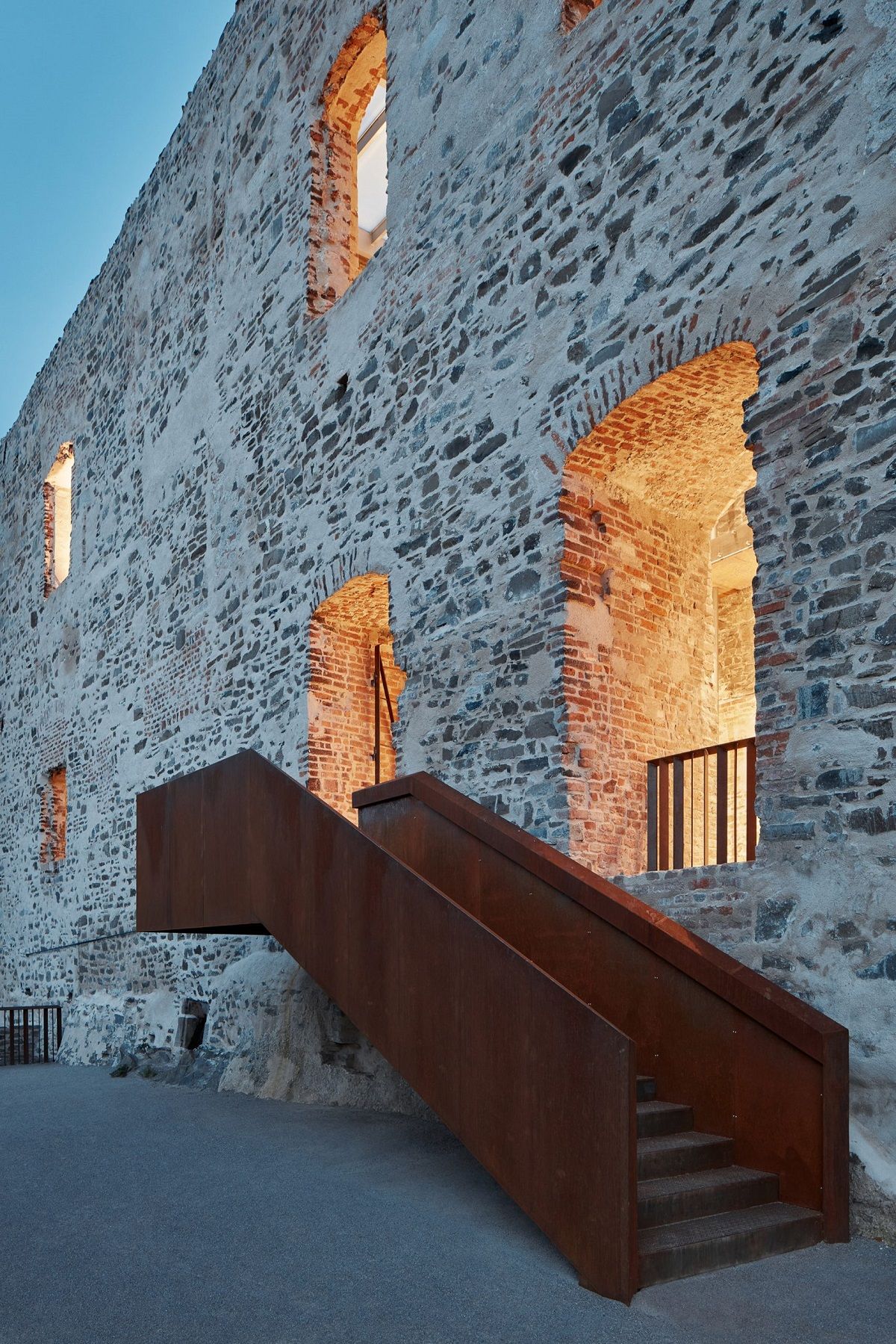 helfstyn-castle-palace-reconstruction-atelier-r-czech-republic_dezeen_2364_col_18-1-scaled-1.jpg