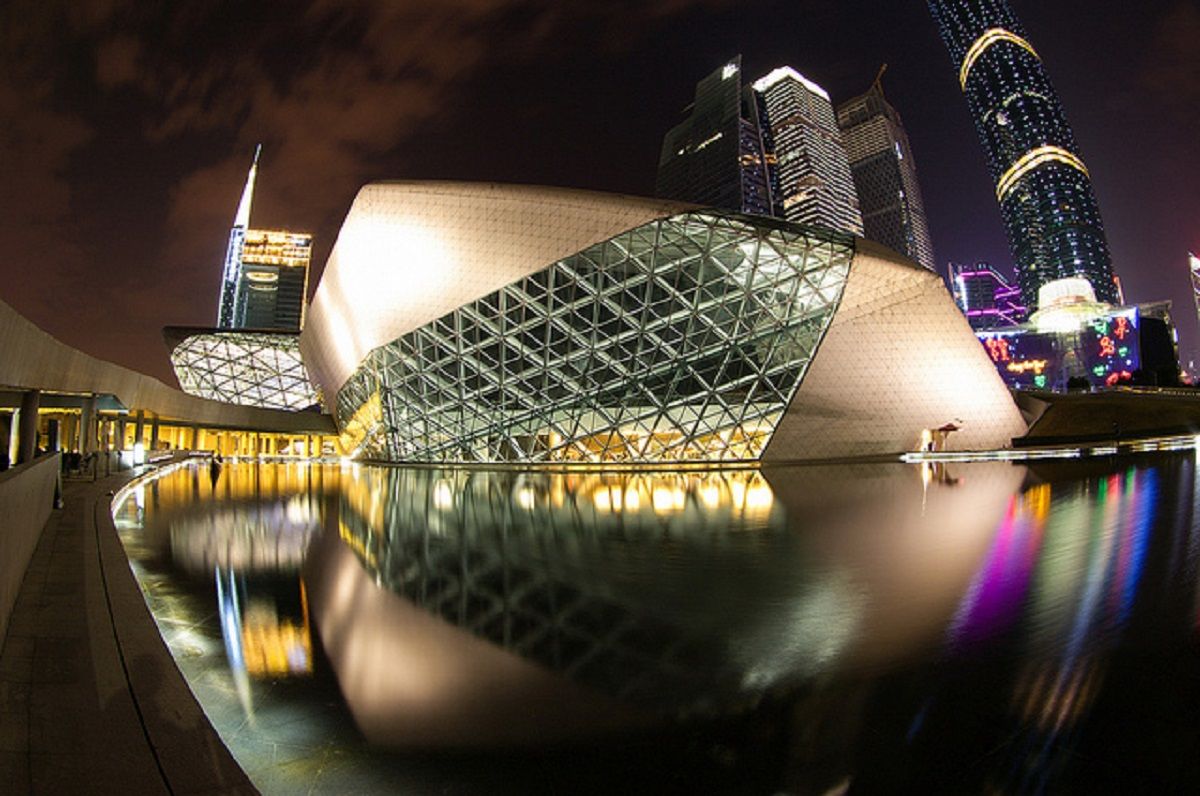 nha hat opera quang chau 2 - Zaha Hadid kiến trúc sư nổi tiếng người mệnh danh nữ hoàng đường cong