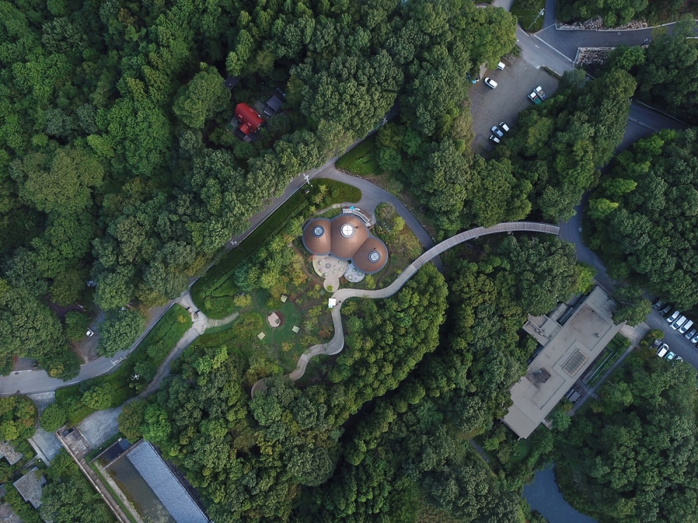 pokopoko-clubhouse-risonare-hotel-nasu-japan-klein-dytham-architecture_dezeen_2364_col_4-1000x1000.jpg