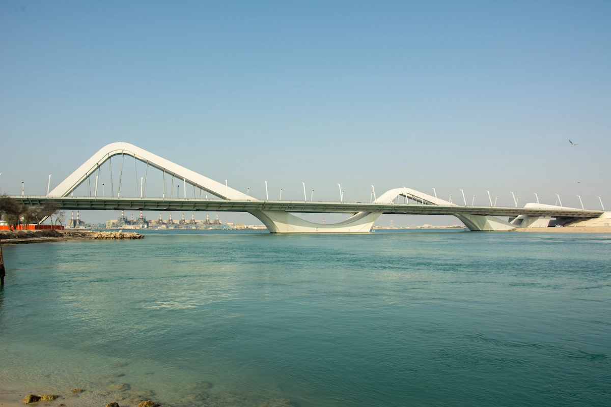 zaha hadid buildings zha queen of the curve sheikh zayed bridge 4 - Zaha Hadid kiến trúc sư nổi tiếng người mệnh danh nữ hoàng đường cong