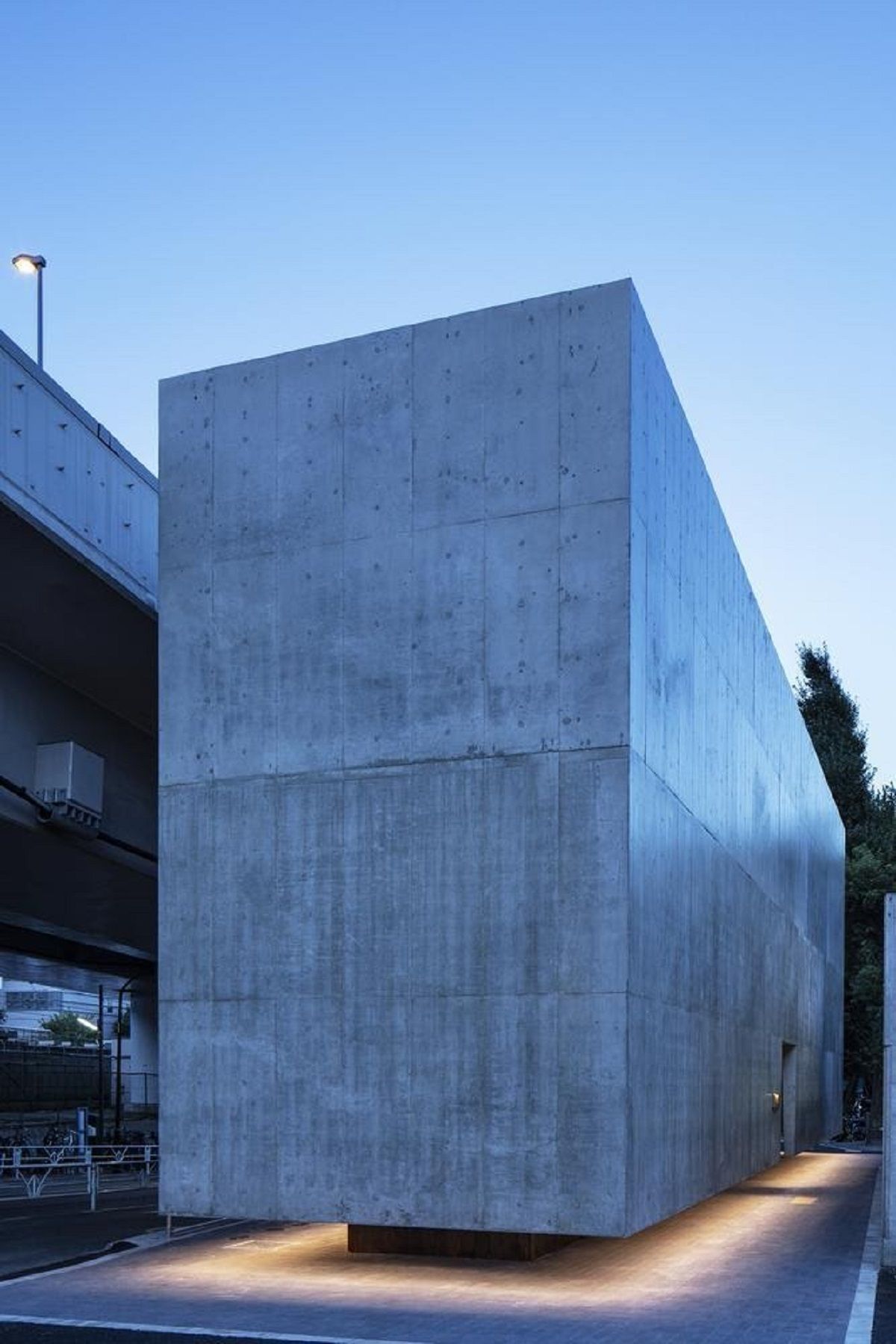 Khối bê tông lơ lửng ở Tokyo | Suppose Design Office