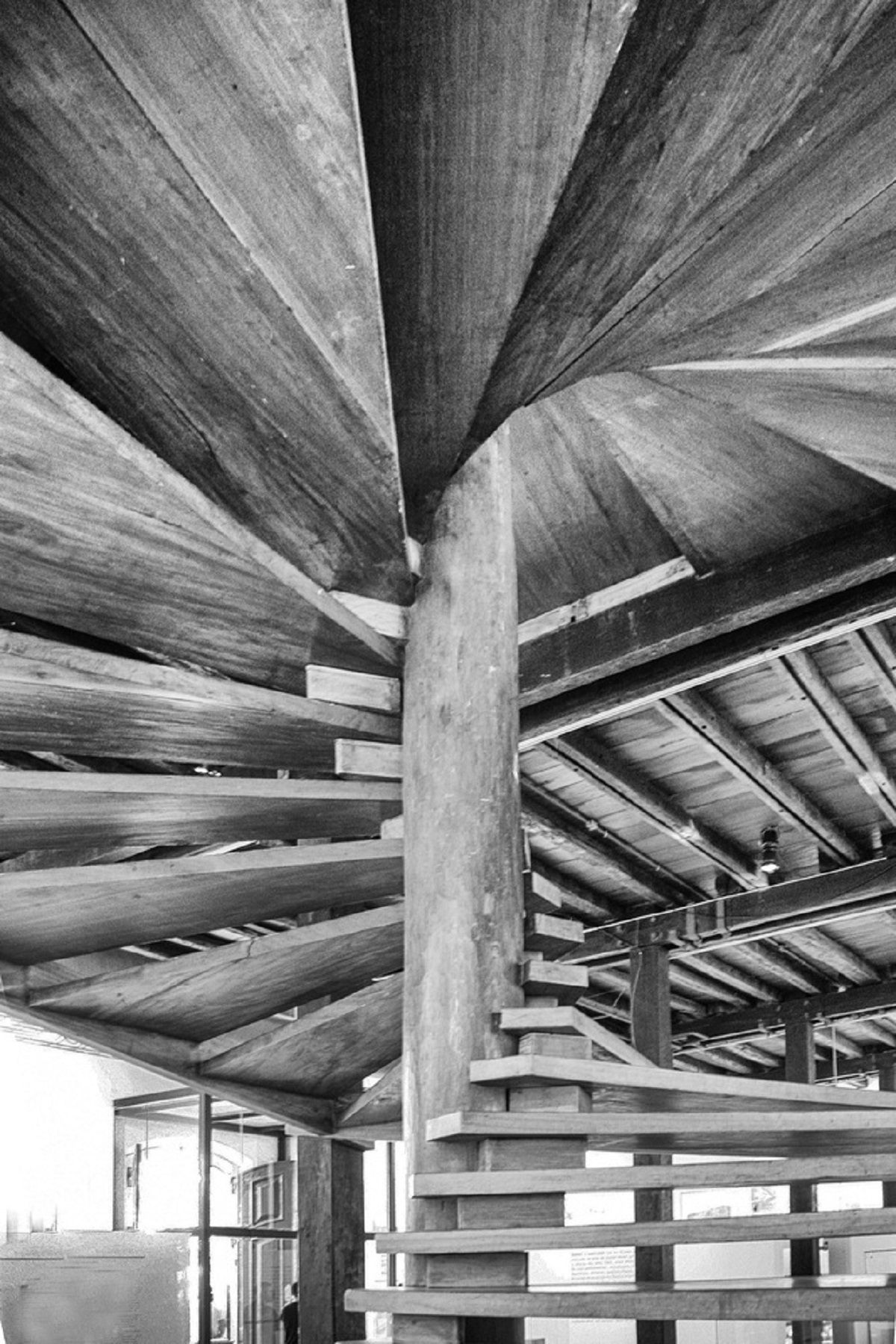 Nét truyền thống và hiện đại trong cầu thang gỗ xoắn ốc của KTS Lina Bo Bardi