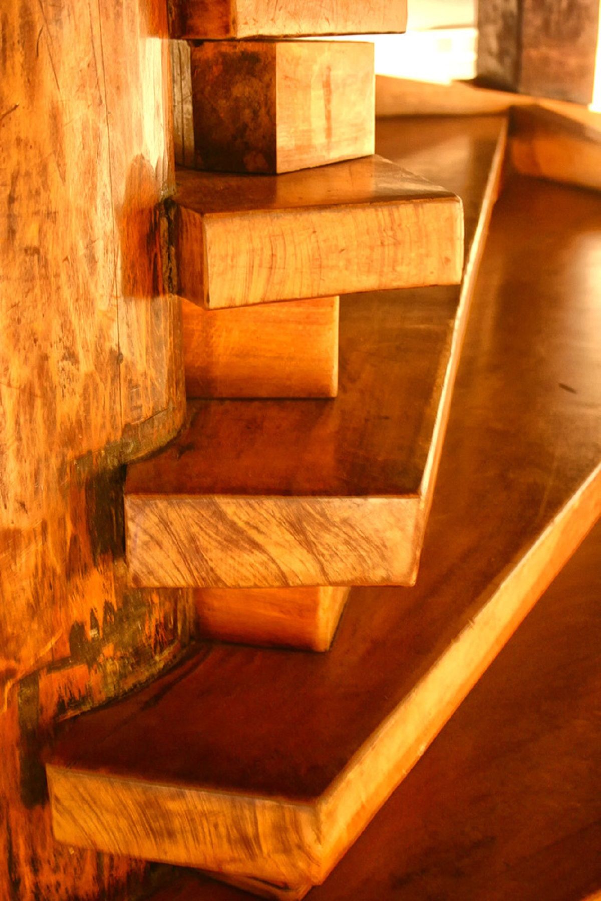 Nét truyền thống và hiện đại trong cầu thang gỗ xoắn ốc của KTS Lina Bo Bardi