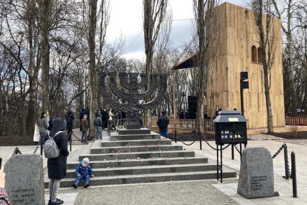 Giáo đường Do Thái Babyn Yar – Công trình mô phỏng cuốn sách có thể dịch chuyển