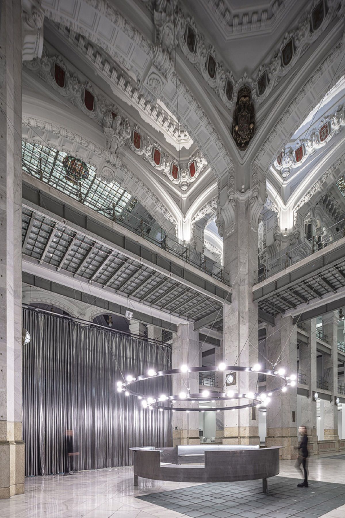 Cải tạo Cung điện Cibeles ở thủ đô Madrid với hệ thống rèm và đèn treo nổi bật 